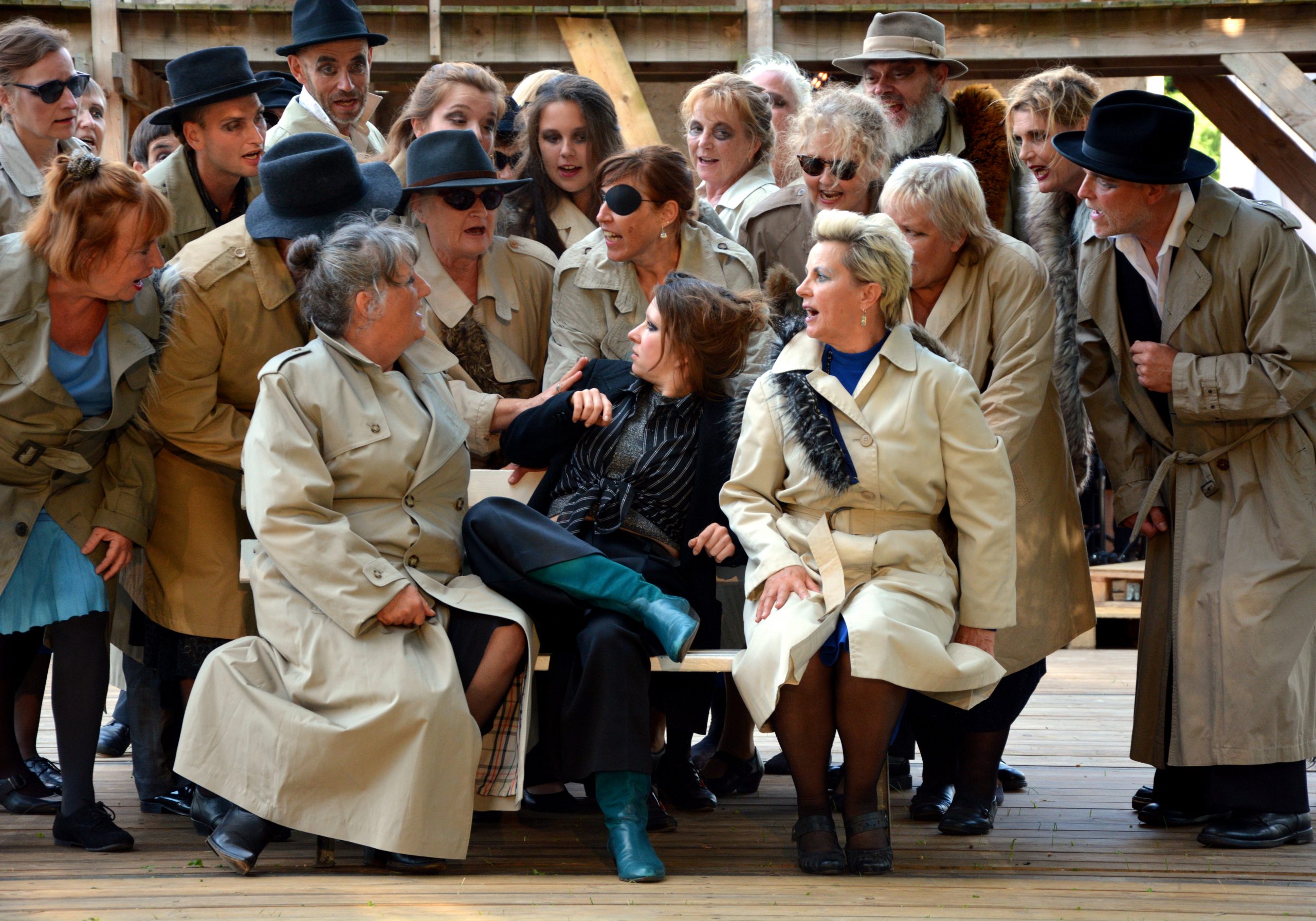 Chor und Figuren bei der Premiere von Dorf macht Oper 2024