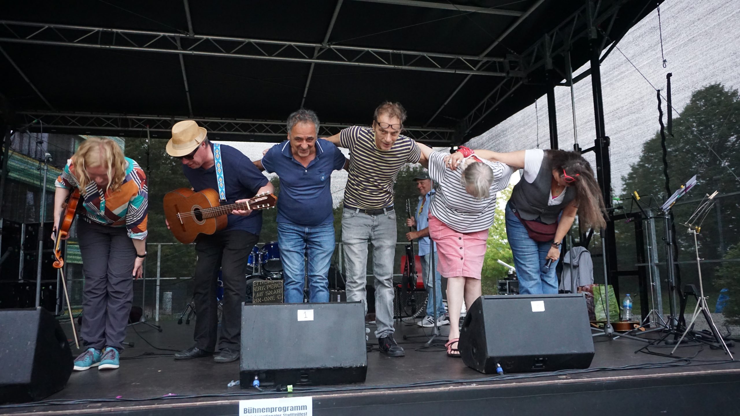Musiker*innen bei einer offenen Jam-Session in Hamburg-Steilshoop